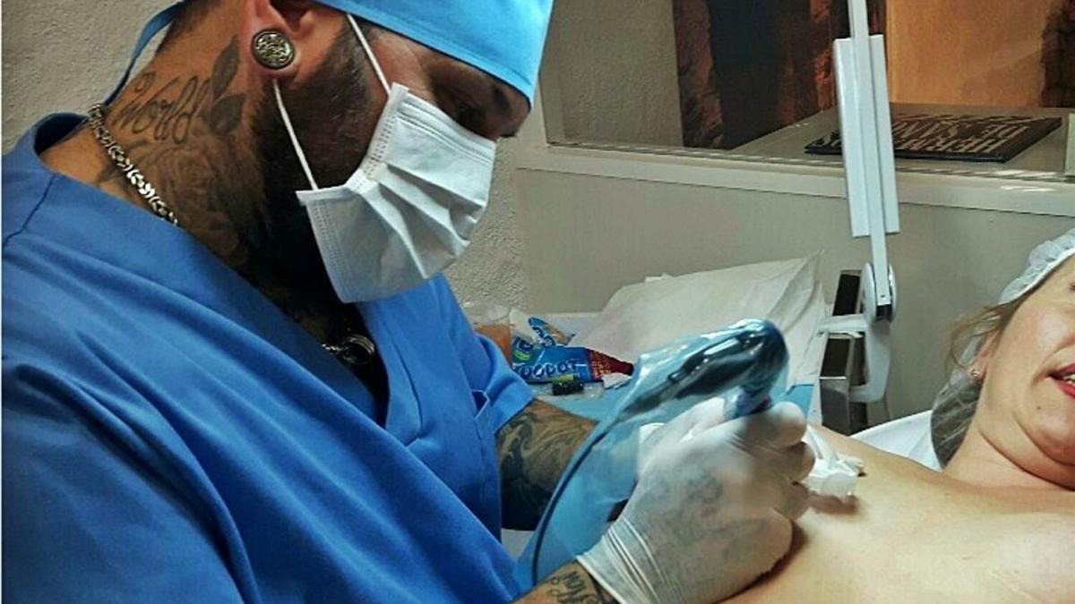 El tatuador Kim Gasparin realitza tatuatges teràpèutics al seu taller de Pau