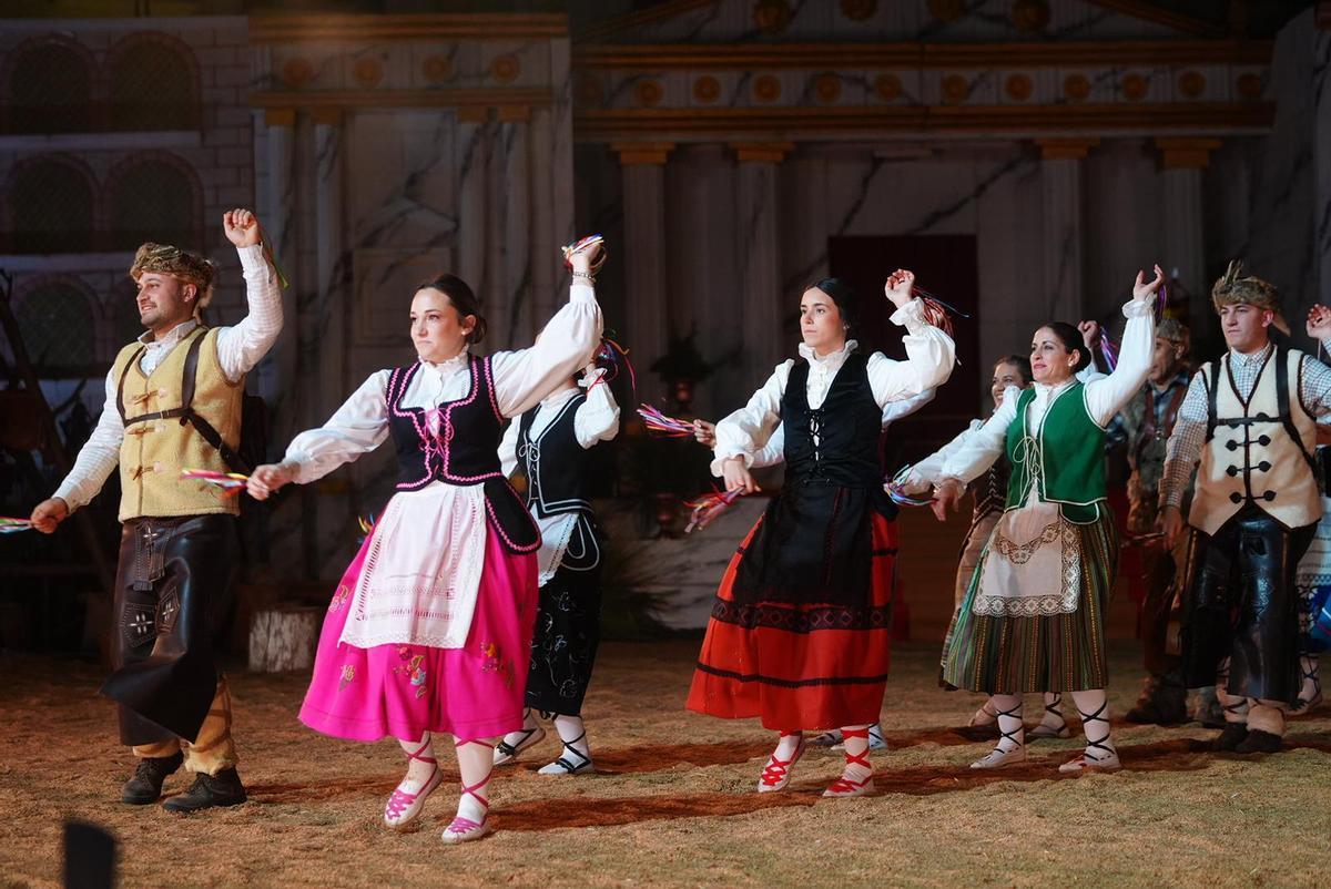 Actores durante uno de los bailes típicos de la representación popular.