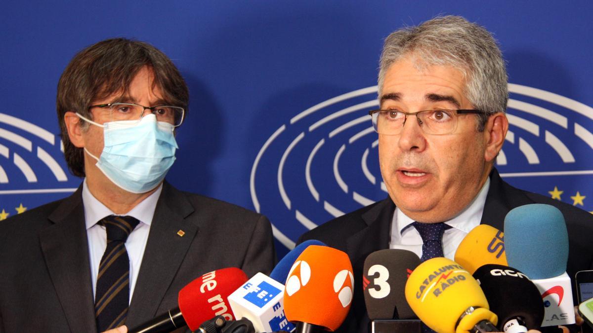 Primer pla de l'exconseller Francesc Homs i l'expresident Carles Puigdemont en una atenció a mitjans al Parlament Europeu per anunciar el recurs al TEDH per la condemna pel 9-N. El 9 de novembre del 2021. (Horitzontal)