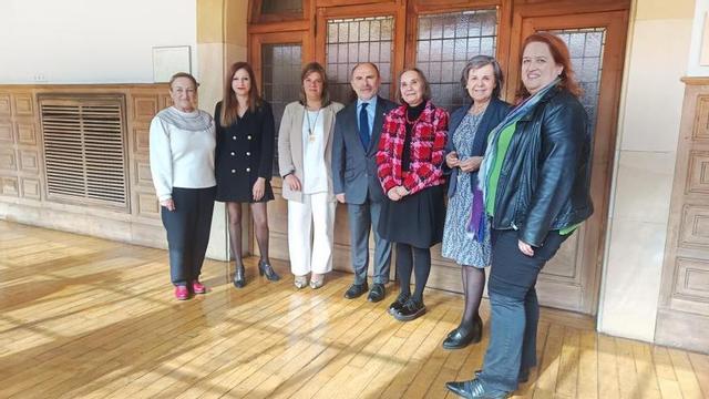 De izquierda a drecha, la directora del Instituto Universitario de Género y Diversidad, Isabel Carrera; la directora de la Cátedra de Feminismo, Eva María Menéndez Sebastián; la vicepresidenta del Principado de Asturias, Gimena Llamedo; la vicerrectora de Extensión Universitaria y Proyección Cultural, María Pilar García Cuetos; la directora general de Igualdad del Principado, María Jesús Álvarez,  y la jefa de servicio de Violencia de Género, Isabel Sierra).