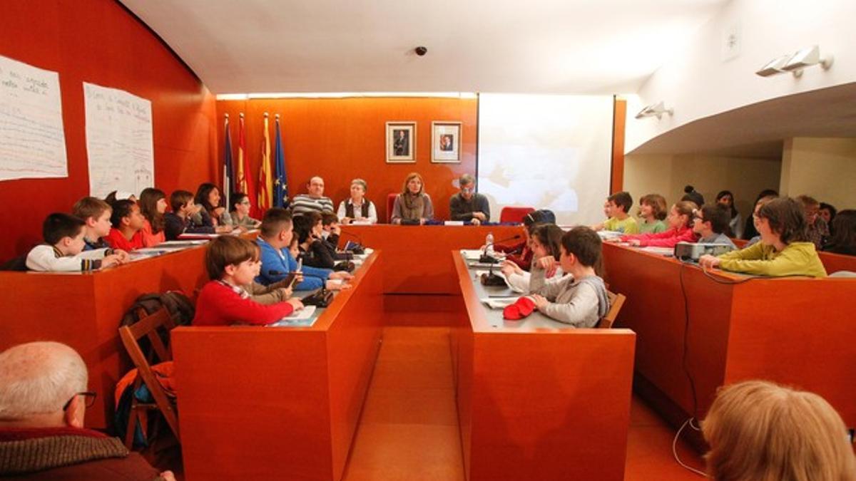 Los miembros del Consell de la Infància i l'Adolescència en la sala de Plenos del Ayuntamiento de Sant Boi.