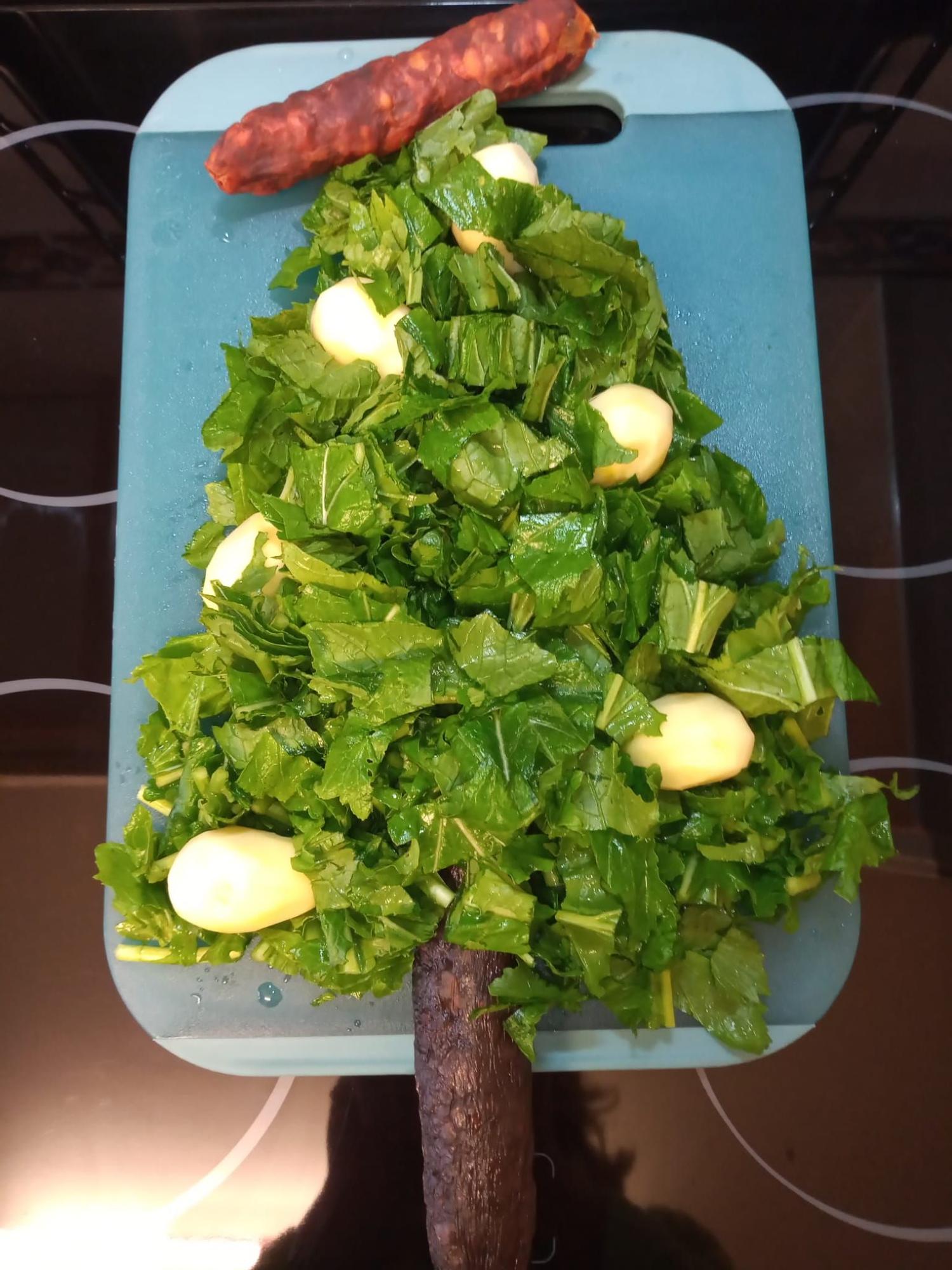 Berza, morcilla, chorizo y patata convertidos en un árbol de Navidad.