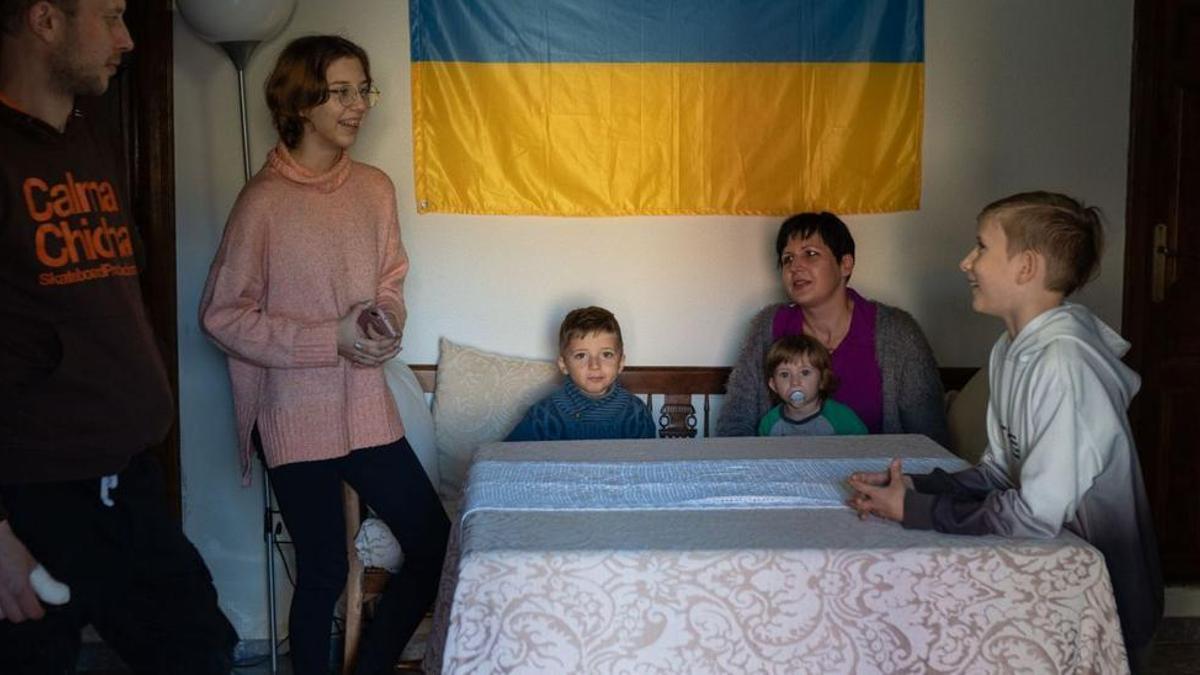 La familia Mazur, en su casa de Tardobispo, el viernes por la tarde.