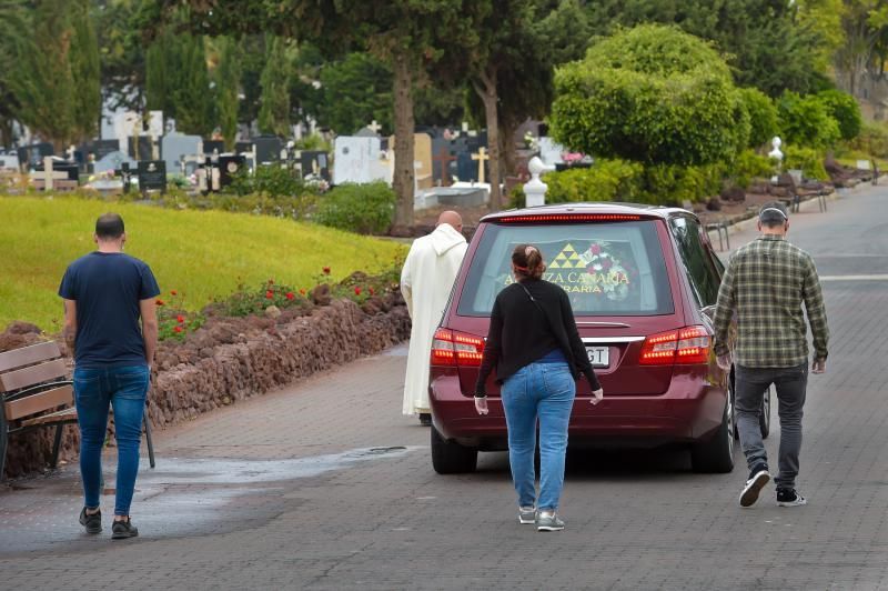 09-04-2020 LAS PALMAS DE GRAN CANARIA. Entierro en San Lázaro. Sólo tres familiares puedes asistir. Fotógrafo: Andrés Cruz  | 09/04/2020 | Fotógrafo: Andrés Cruz