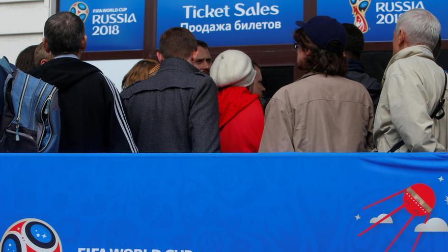 Colas larguísimas para hacerse con una entrada.