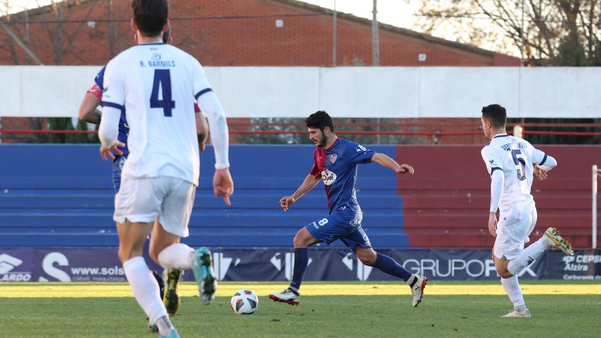 Lado conduce el esférico durante el partido ante el Badalona.