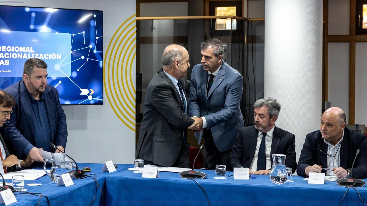 Manuel Domínguez, a la derecha, saluda al presidente de la Confederación Canaria de Empresarios, Pedro Ortega, este miércoles.