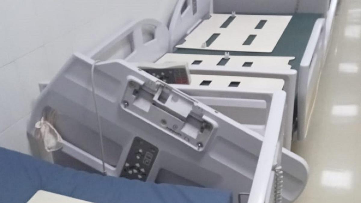 Camas rotas en los pasillo de La Fe de València.