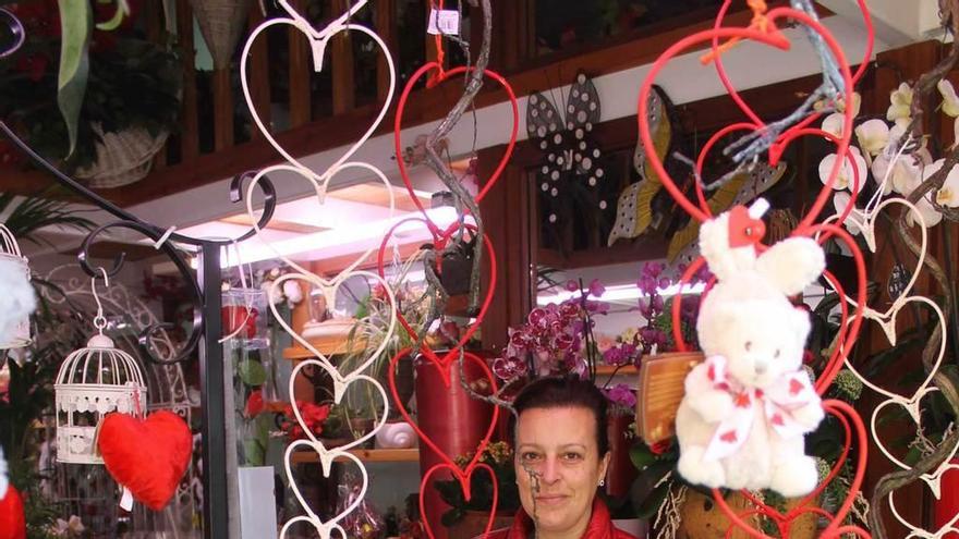 Isabel Rubio, ayer, en su escaparate dedicado a San Valentín.