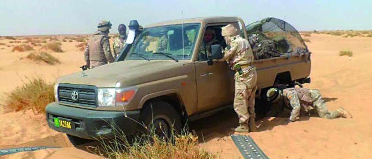 Tropas españolas en Mauritania se ejercitan en la conducción de un todoterreno de las FAS de aquel país.