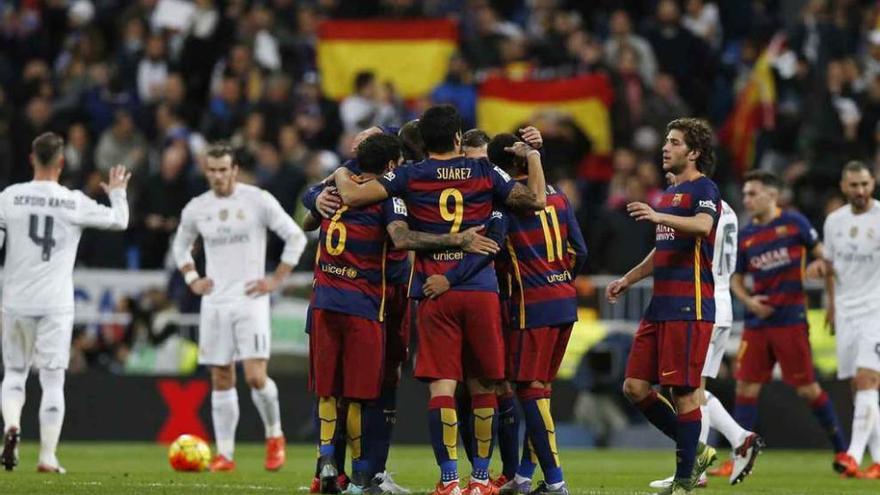 Los jugadores del F. C. Barcelona celebran su victoria ayer en el Bernabéu ante el Real Madrid.