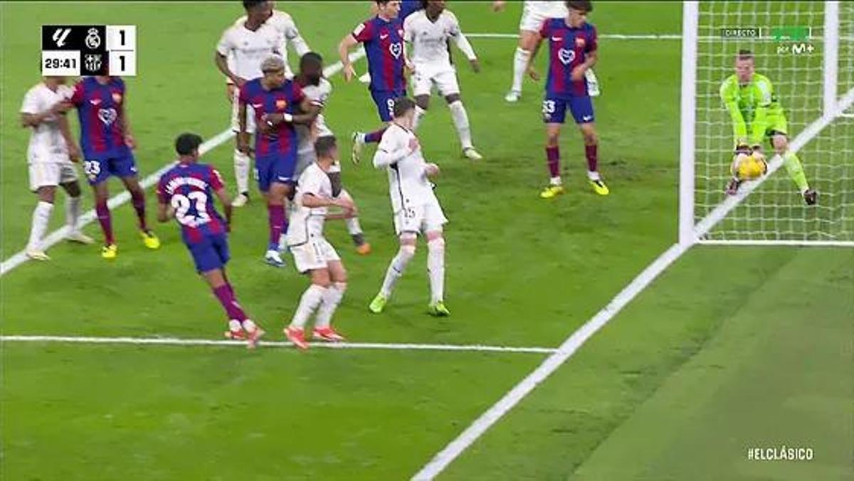 Acción en la que el Barça reclamó gol de Lamine Yamal.