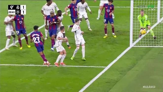 Acción en la que el Barça reclamó gol de Lamine Yamal.
