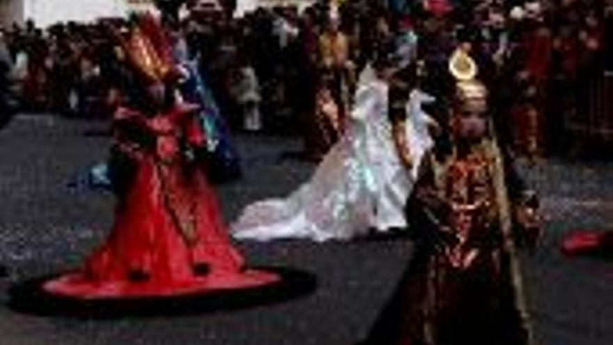 El cielo amenazó lluvia pero no logró aguar el espectacular desfile de ayer