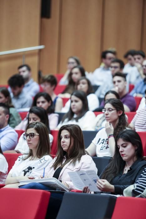 Acto de recepción de los nuevos residentes del HUCA