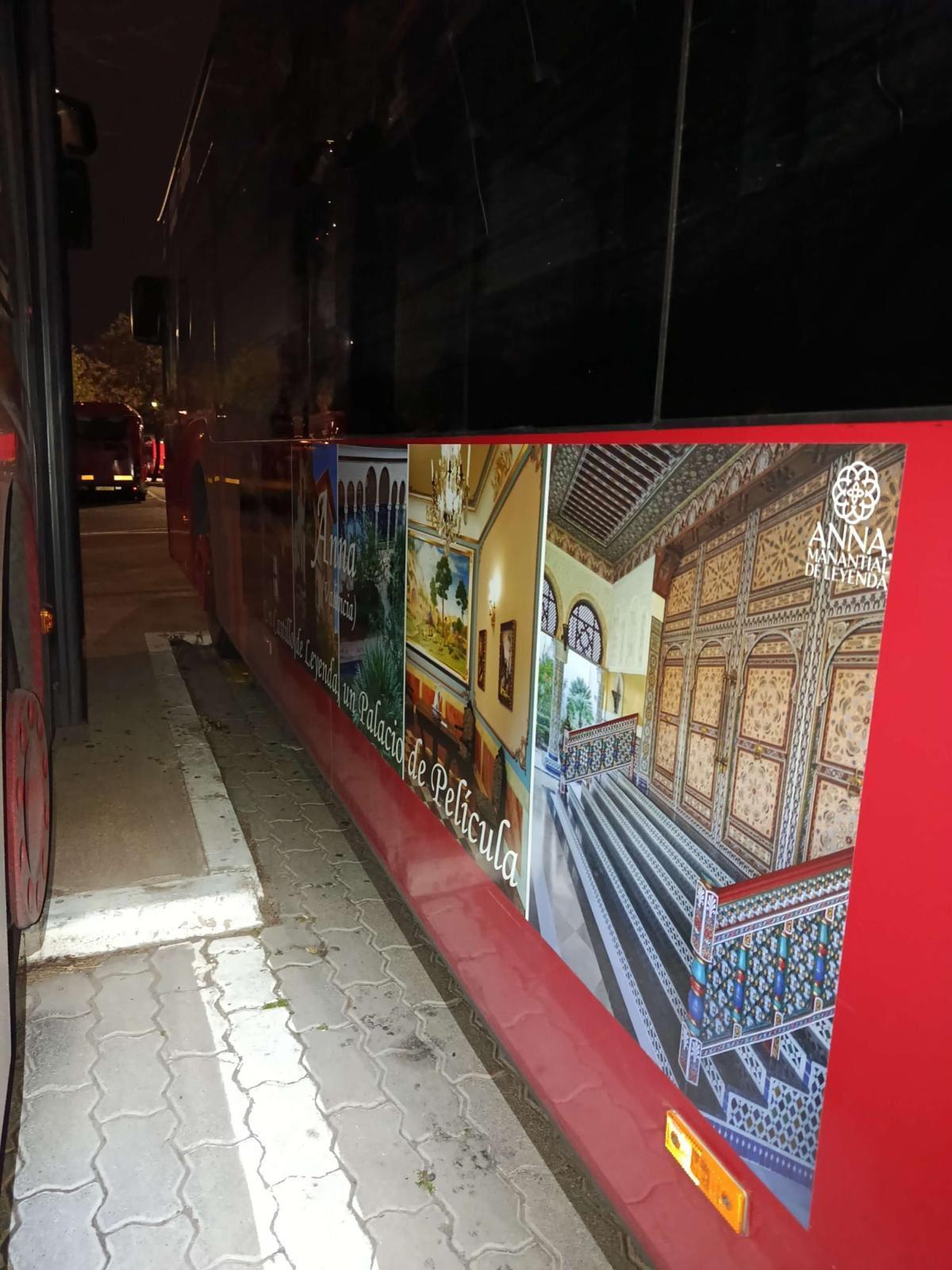 El autobús de la EMT con la promoción del Palacio de Anna.