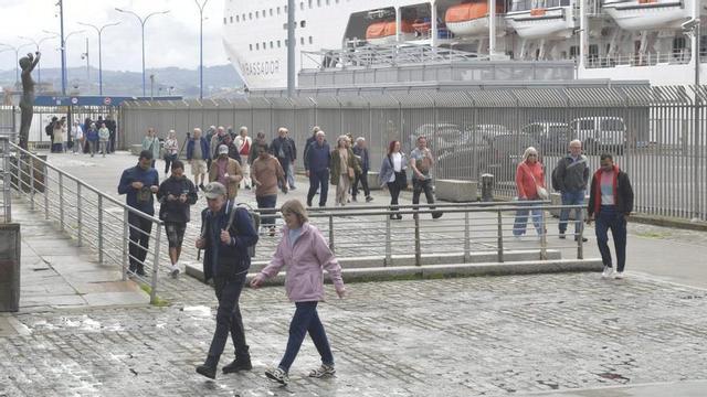 Viajeros a la bajada del crucero «Ambition» en el puerto de La Coruña | GUS DE LA PAZ