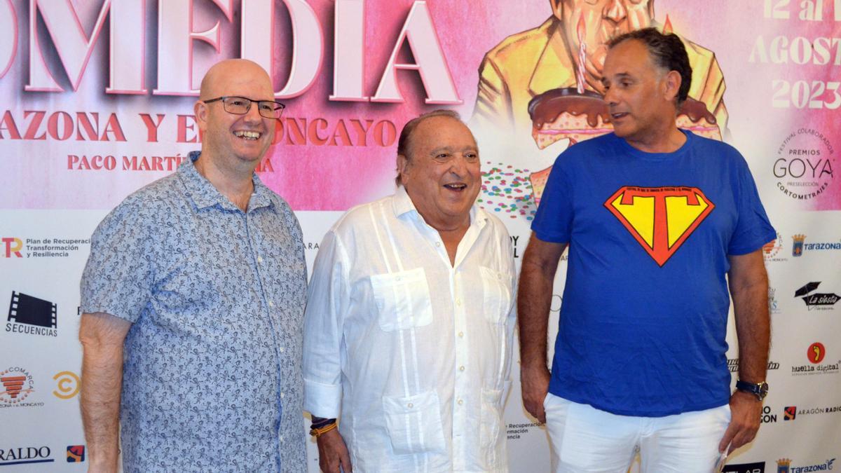 (De izda. a dcha.) Raúl García Medrano, Fernando Esteso, y Tono Jaray, durante la gala de apertura del Festival de Cine de Tarazona.
