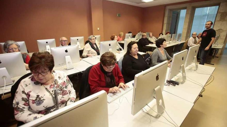 Participantes en el programa de envejecimiento activo de Afundación. // Adirán Irago