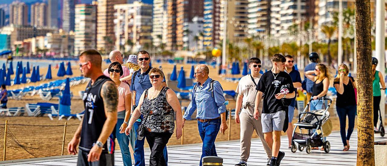 Turistas paseando por las playas de Benidorm esta misma semana. |