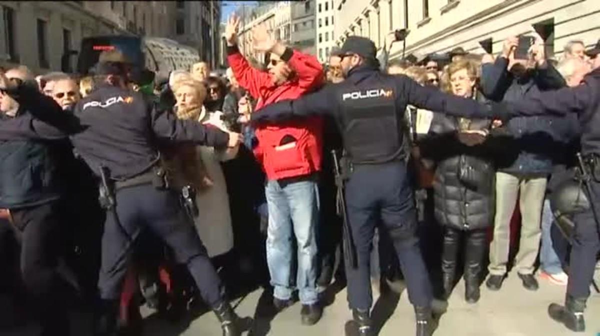 Entre 3.000 y 4.000 pensionistas se han concentrado en las puertas del Congreso, bloqueando la entrada principal, a escasos tres metros de la puerta.