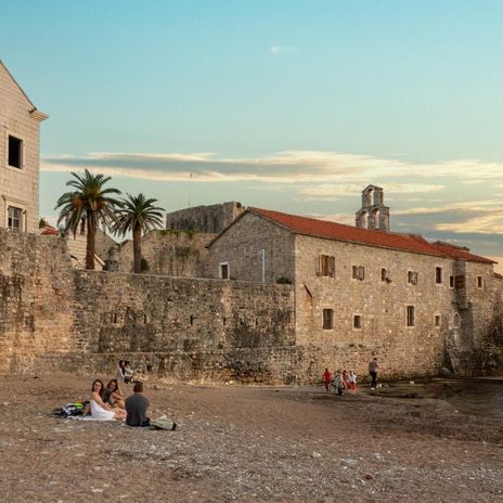 3 destinos europeos (nada convencionales) para viajar en grupo sin dejarte el sueldo