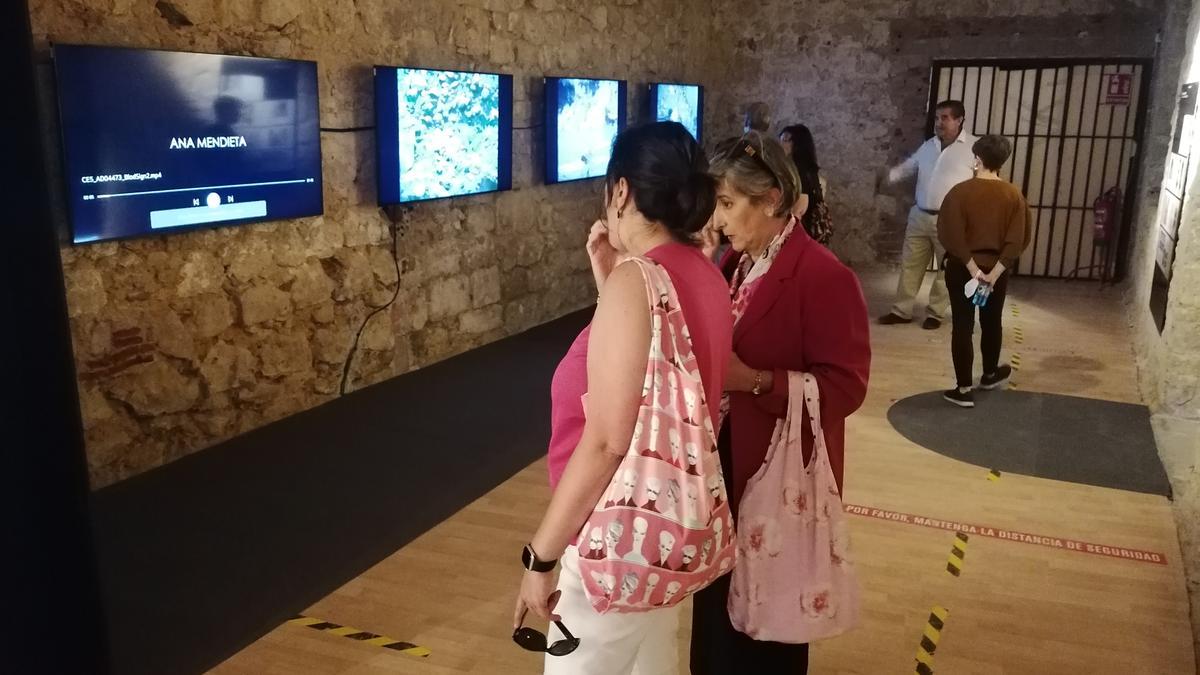 Visitantes admiran obras que en el marco de la exposición se exhiben en el Alcázar