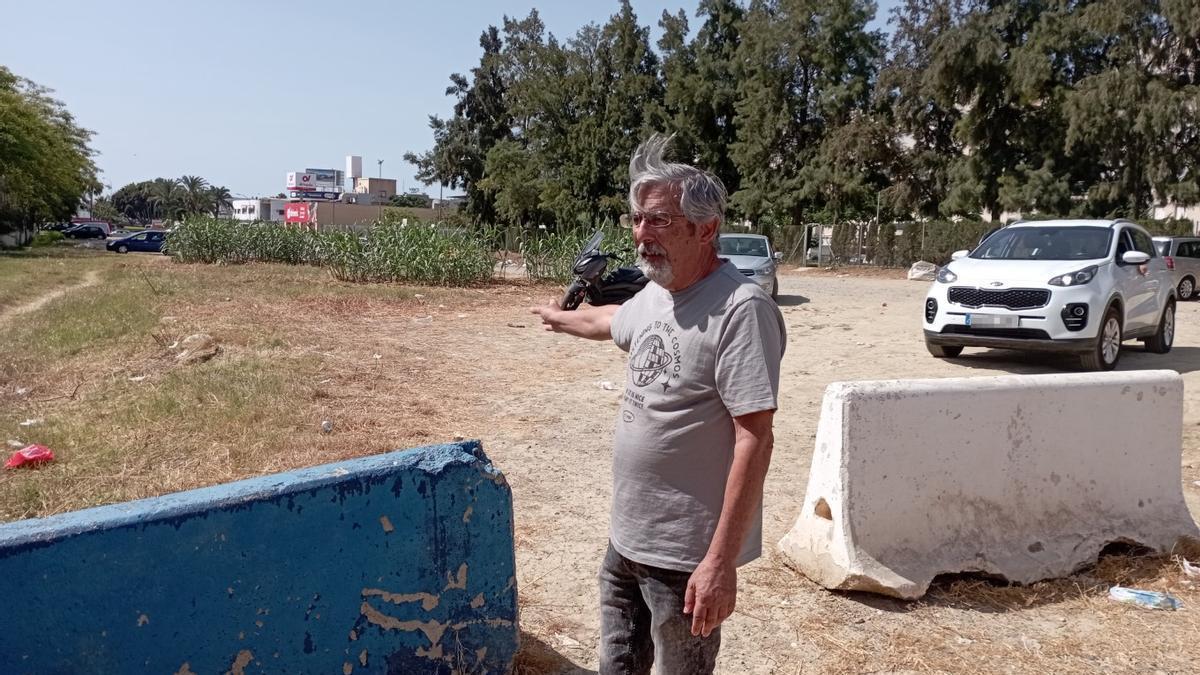 Santos Azerrad, presidente de la Asociación de Amigos del Huerto Puerta de Málaga, este verano en la calle Afganistán, en el callejero municipal desde 2005.