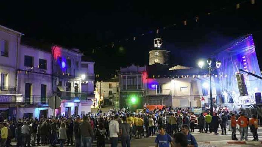 Celebración de una verbena en Alcañices, con carretera N-122 cruzando la plaza.