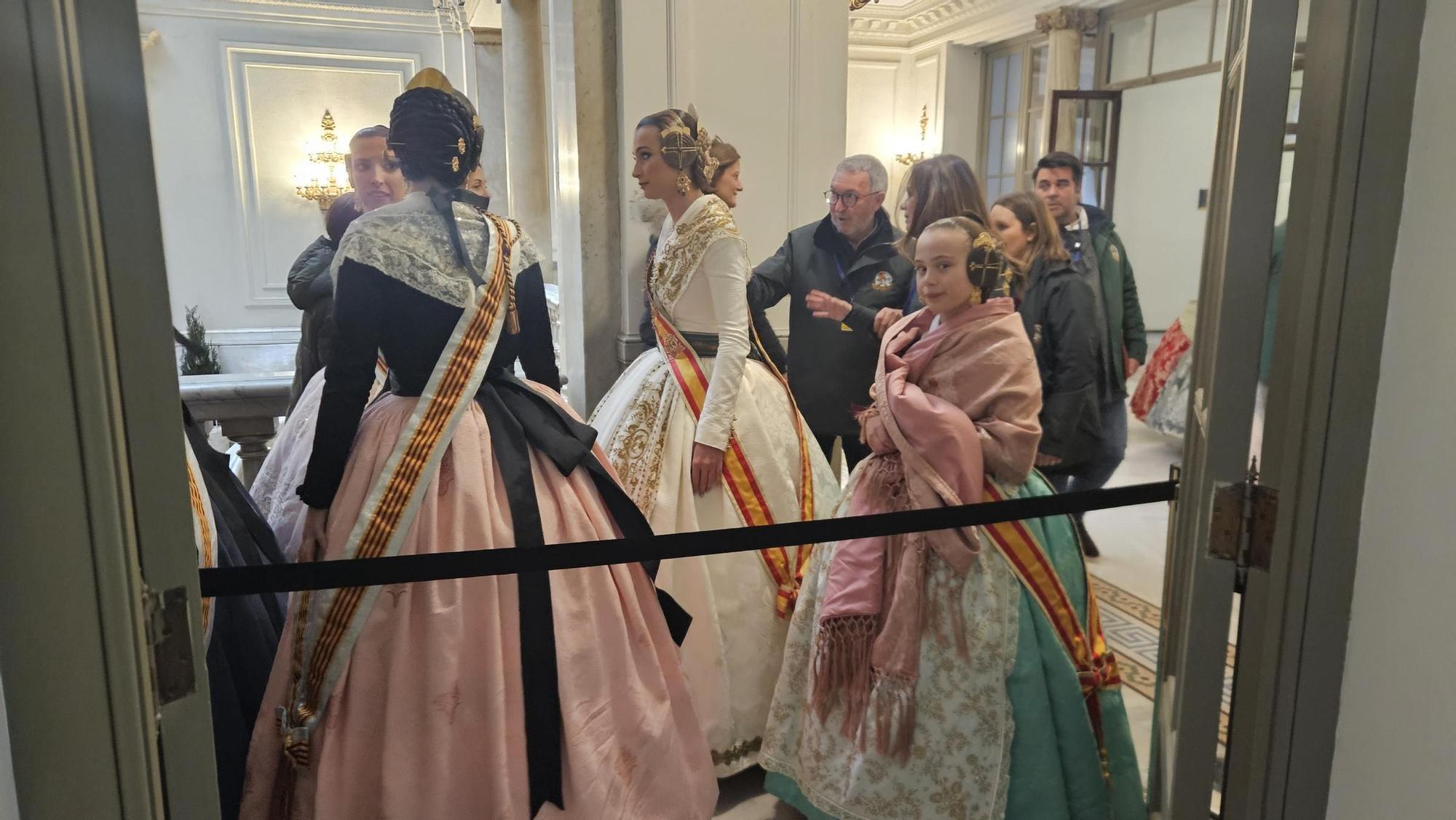 Lucía nos mira desde el pasillo