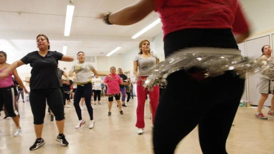 Mujeres practican deporte en un gimnasio