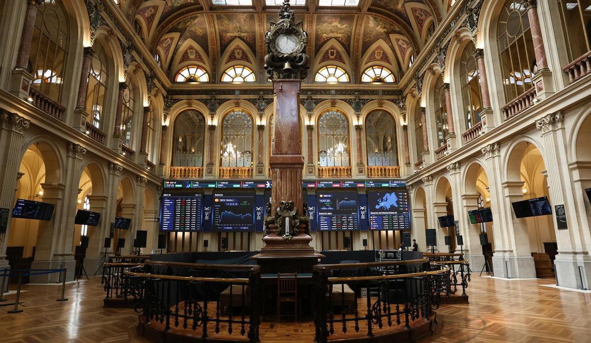 Paneles del Ibex en el Palacio de la Bolsa de Madrid, a 31 de julio de 2026, en Madrid (España).