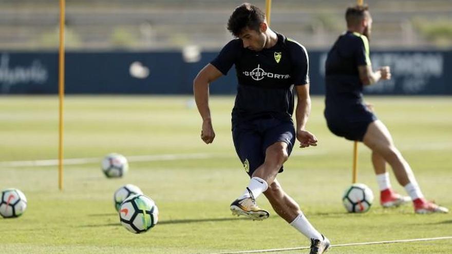 Jony, en un entrenamiento con el Málaga CF