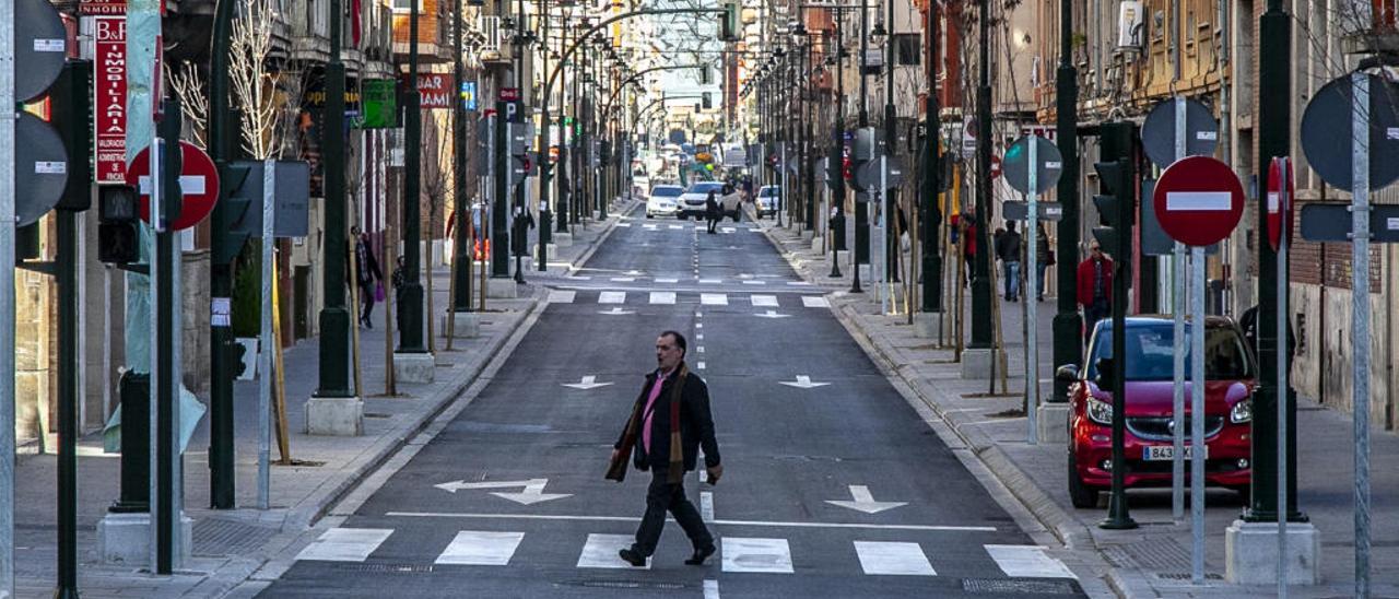 Uno de los tramos de la calle Entenza en el que han finalizado las obras de remodelación y está abierto al tráfico.