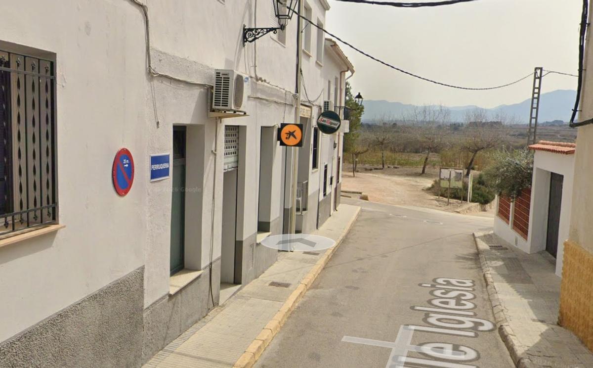 El local municipal para la tienda junto al cajero y el bar, en la calle de la Iglesia de Benissuera.
