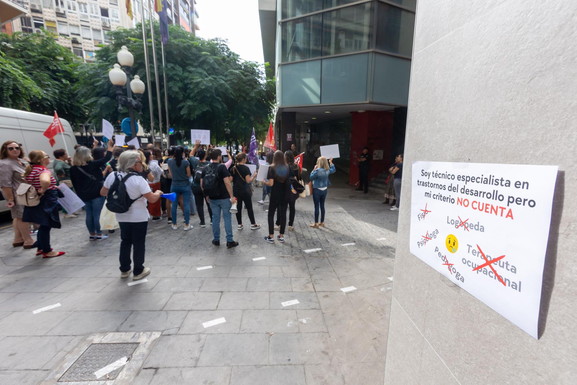 Protesta en Alicante contra el recorte de terapias en los centros de atención temprana