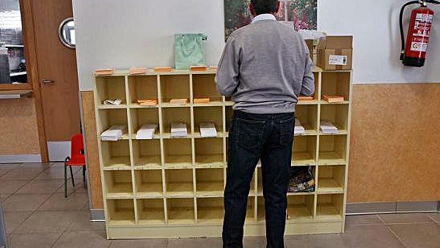 Un ciudadano busca la papeleta de un partido durante los comicios celebrados en el 2015 .