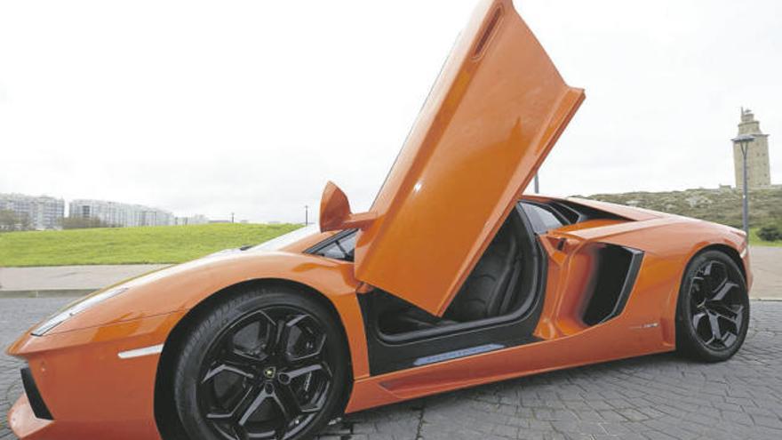 El Lamborghini Aventador, de los que solo se fabricarán 4.000 unidades, a los pies de la Torre de Hércules.   / 13FOTOS