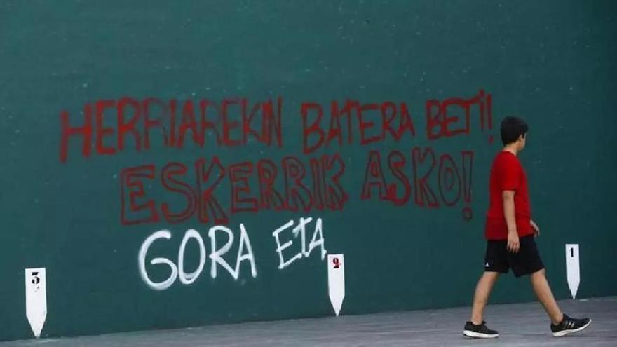 Oblit a l'escola: un 60% d'alumnes no sap dir el nom d'una víctima d'ETA