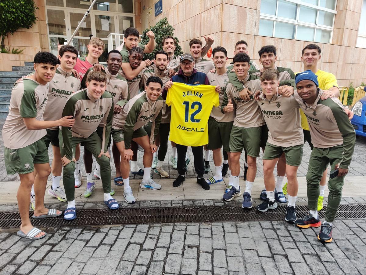 Julián tras recibir la camiseta por parte de los jugadores del Villarreal B.