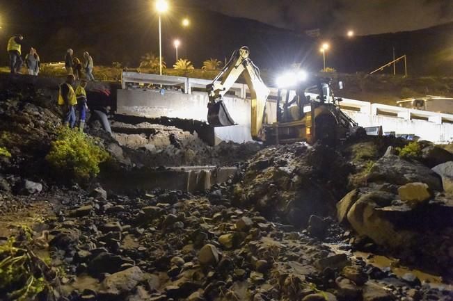 Se rompe una tubería de suministro de agua ...