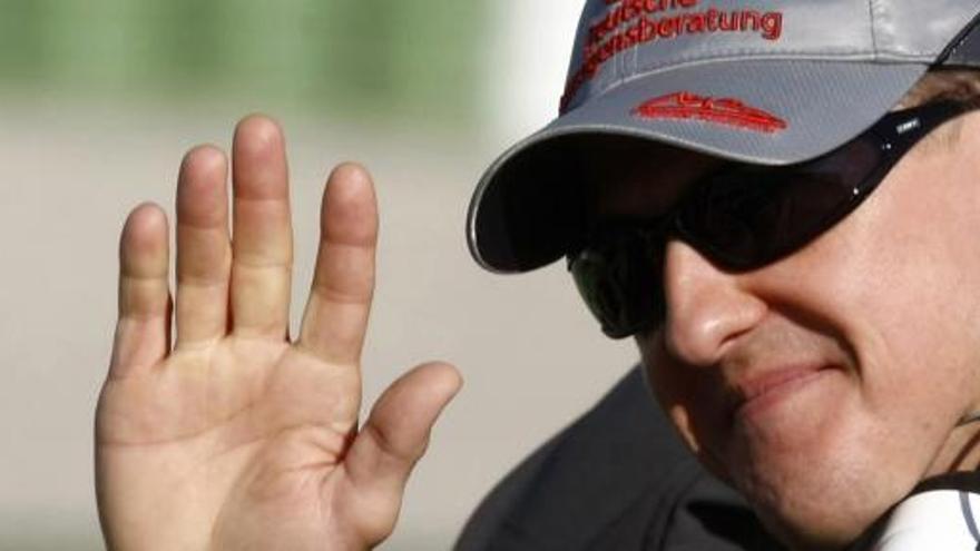 El piloto Michael Schumacher sigue hospitalizado con pronóstico grave.