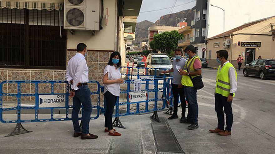 La alcaldesa de Redován visitó ayer las obras para conocer de primera mano el avance de las mismas.