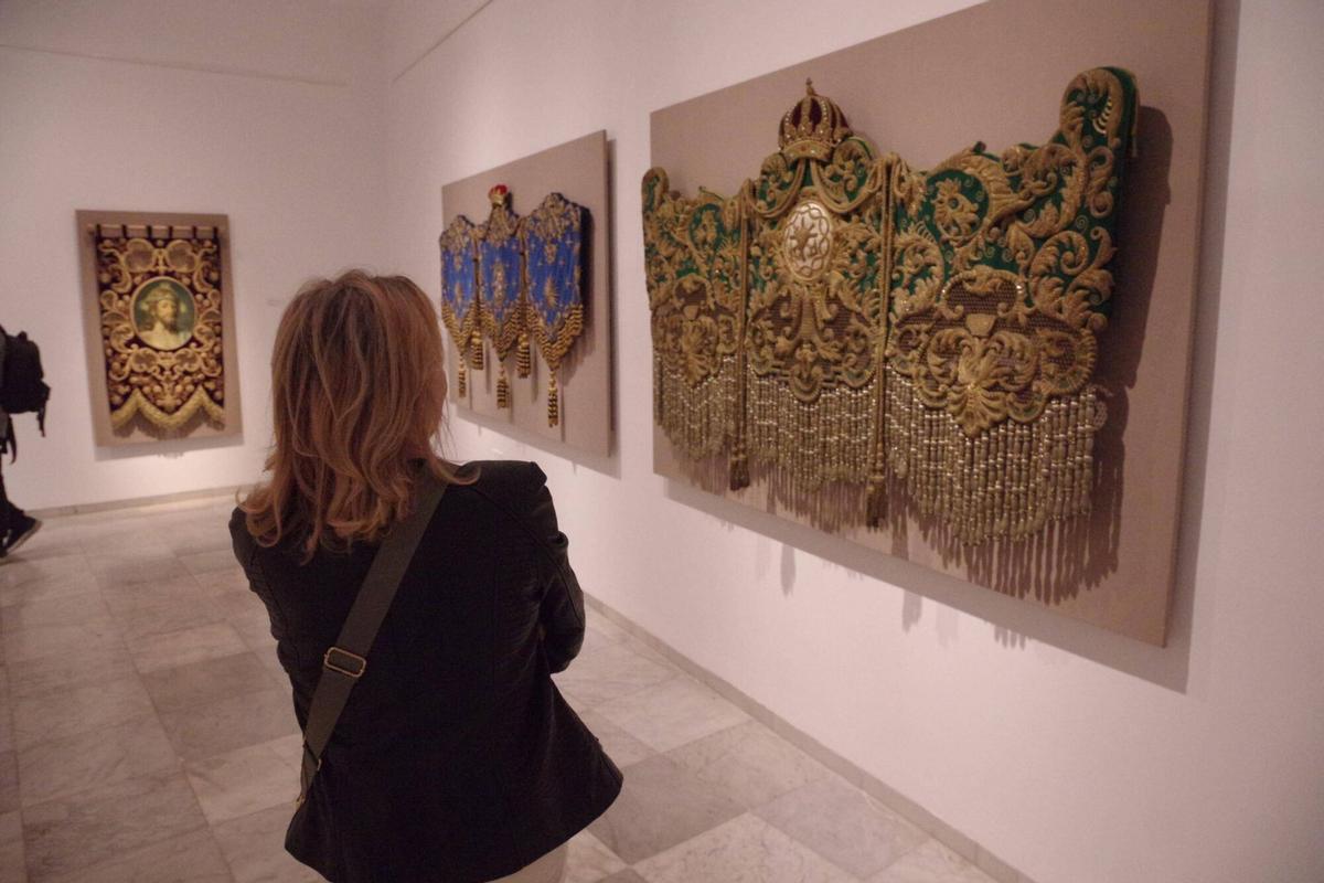 La Agrupación de Cofradías muestra el legado de los bordados de las Hermanas Trinitarias en Málaga