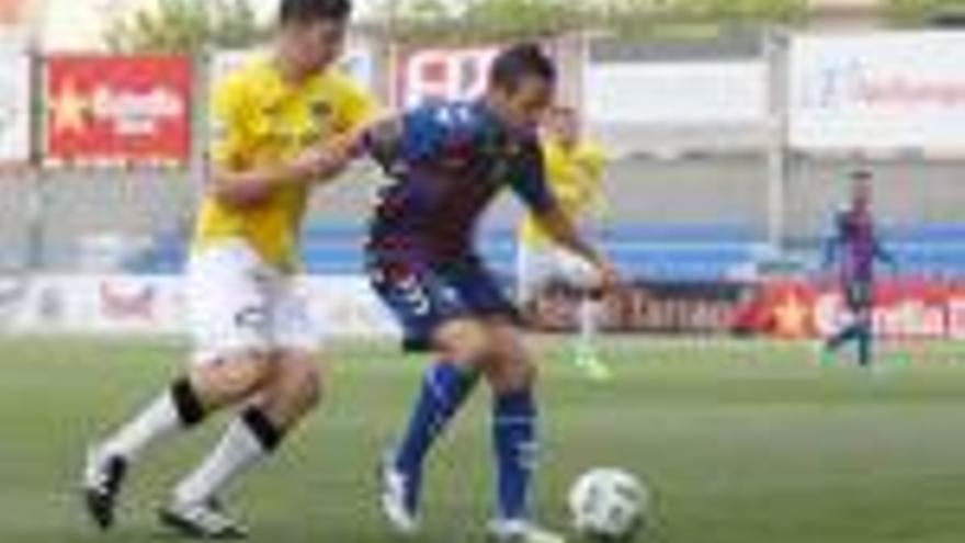 Pitu Comadevall, protegint la pilota davant d&#039;un jugador del Lleida.