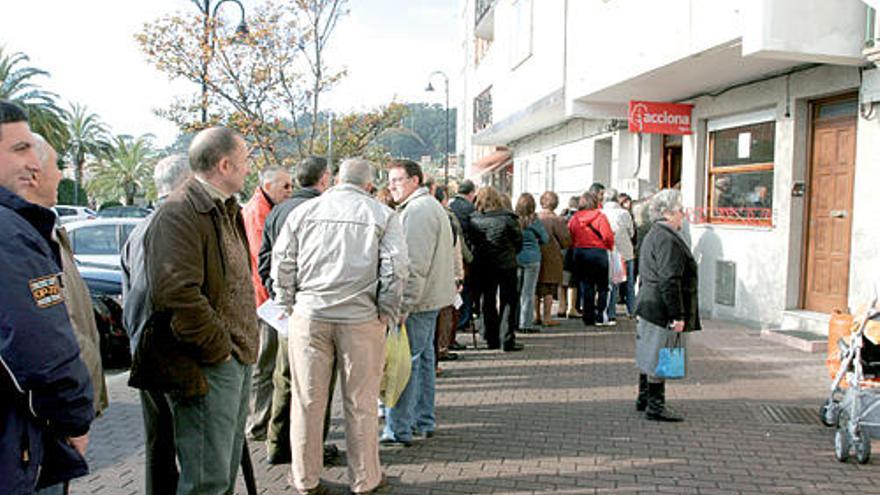 Colas para pagar los recibos atrasados del saneamiento en la sede de Acciona en Cangas.