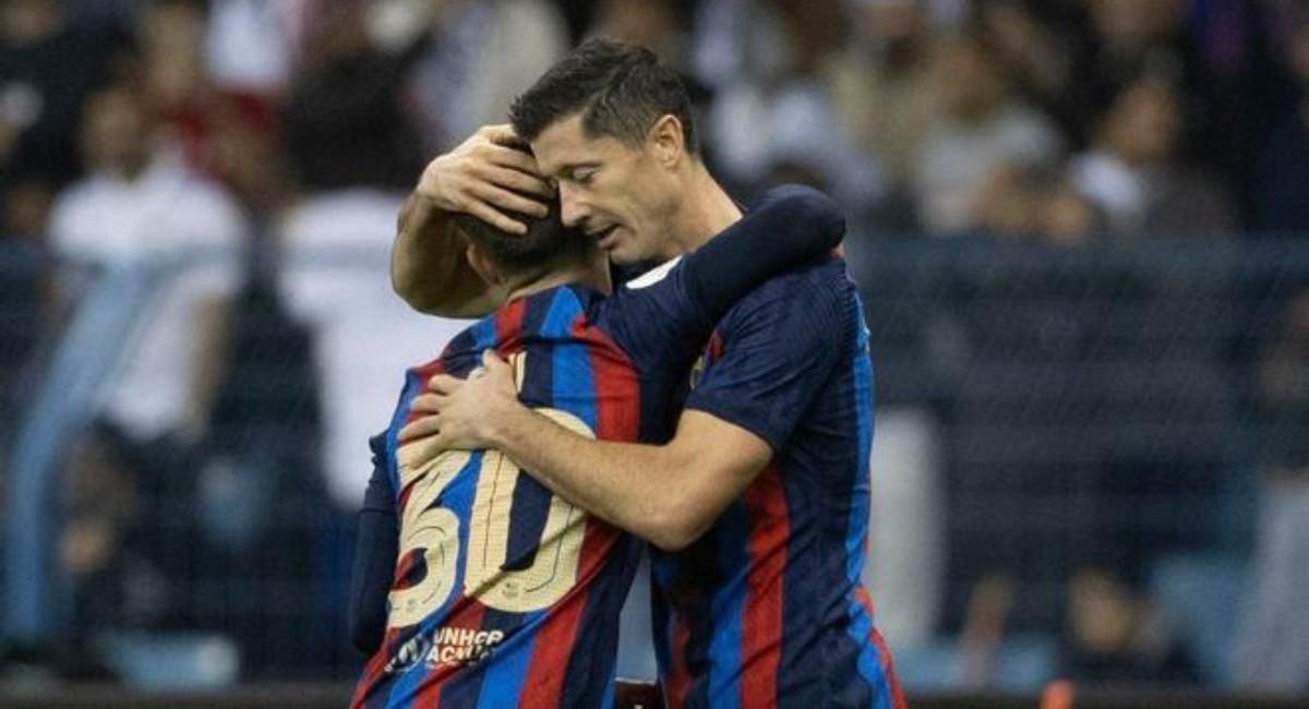 Lewandowski agradece a Gavi la asistencia en el 0-2 del Barça al Madrid en Riad.