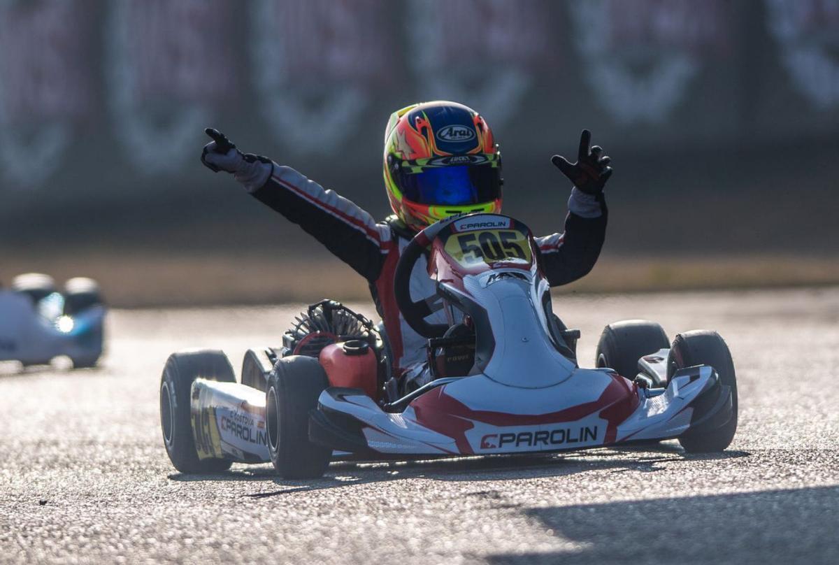 Christian Costoya levanta los brazos tras cruzar el primero la meta, ayer, en la final en South Garda. |