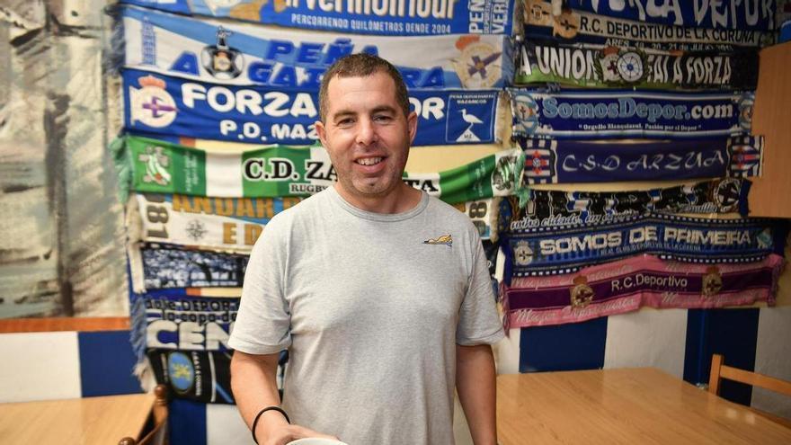 El bar más blanquiazul de A Coruña donde se bebe por 80 céntimos: "Cerramos la calle cuando ascendió el Deportivo"