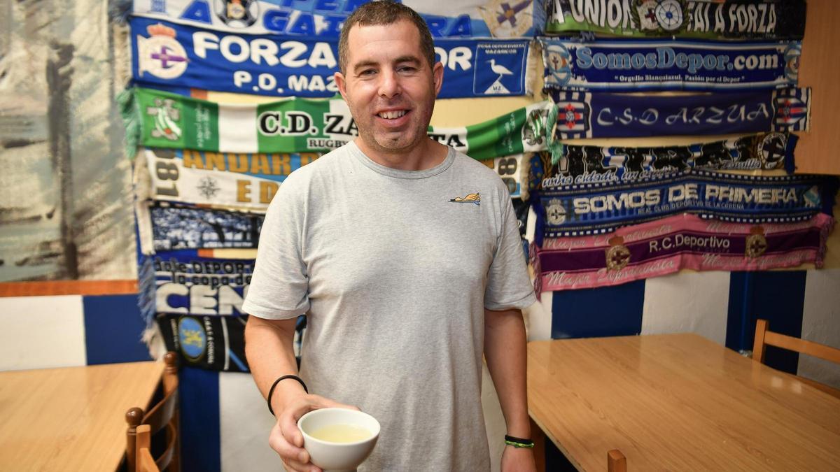 El bar más blanquiazul de A Coruña donde se bebe por 80 céntimos: "Cerramos la calle cuando ascendió el Deportivo"